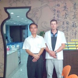 With Dr.Mei in his clinic. 梅翔中醫師的時代中醫診所